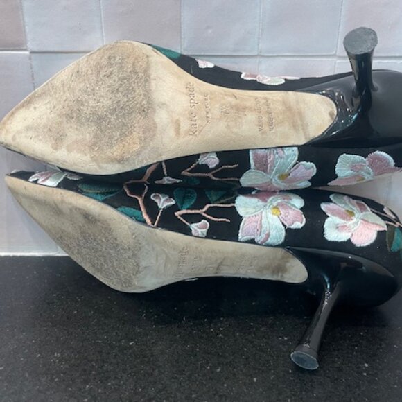 Stunning Kate Spade NY Black Velvet Suede Floral Embroidery Pumps Heels Size 7.5 - Picture 10 of 10
